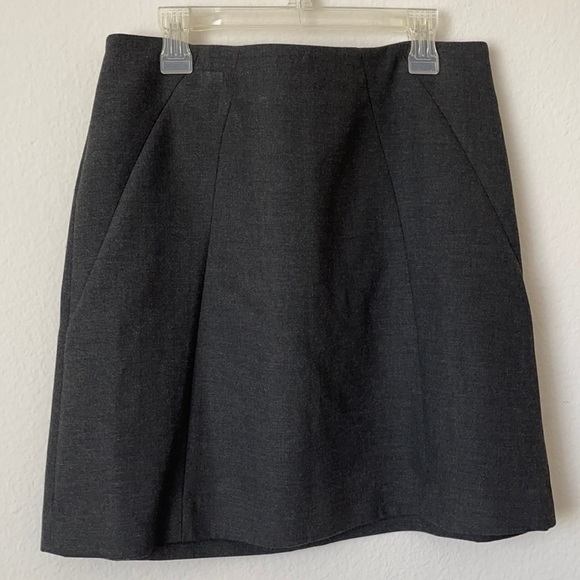 Cute skirt .loft brand size 6 color gray. Mini - Picture 1 of 6